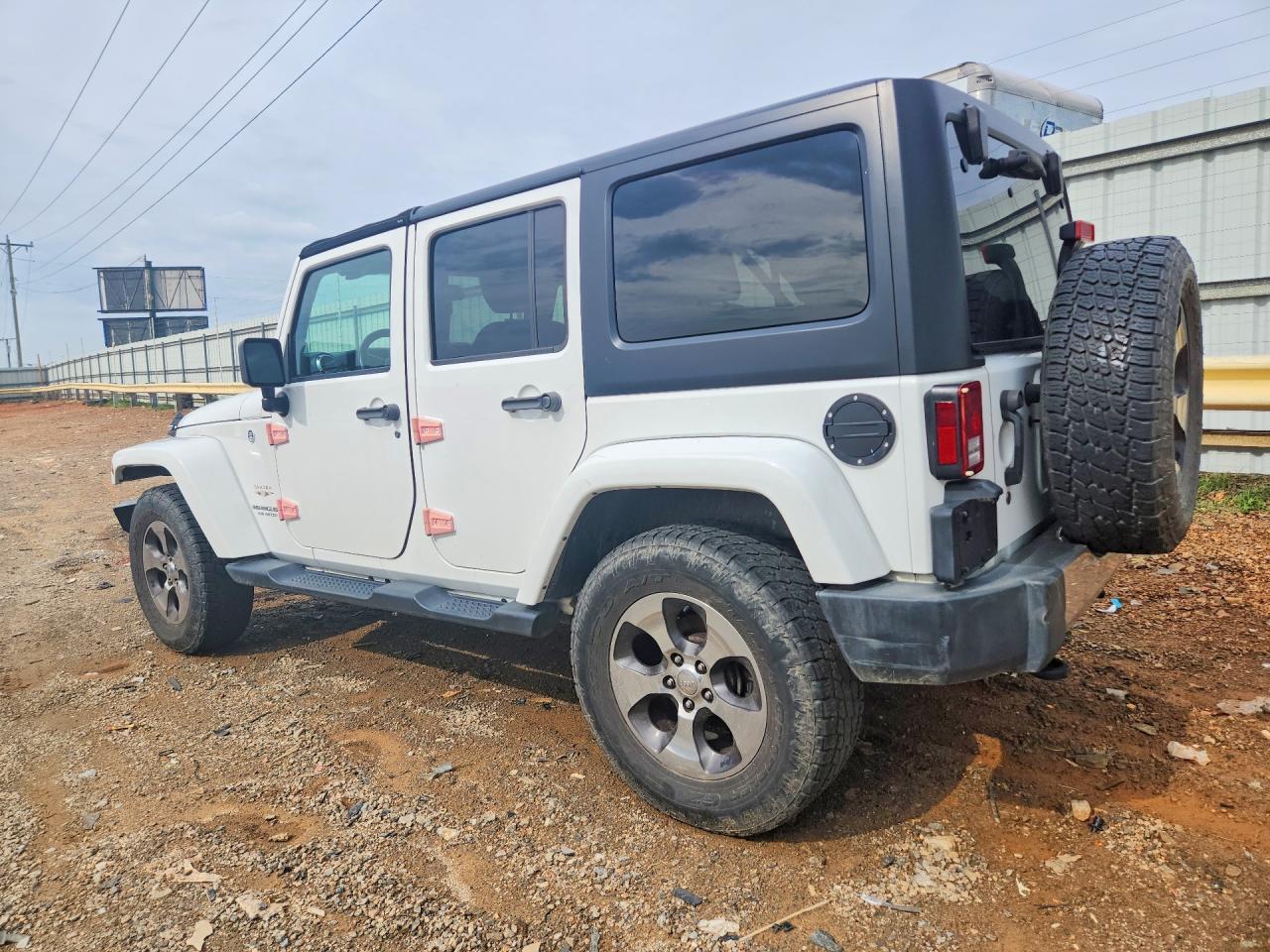 2017 Jeep Wrangler Unlimited Sahara - Фото 2