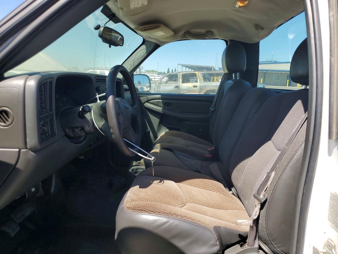 2005 GMC New Sierra C1500 - Image 7