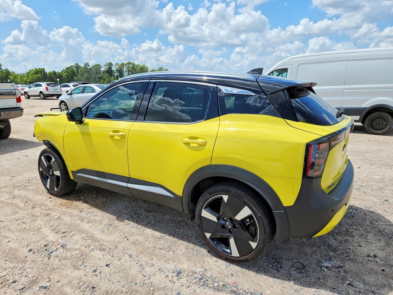 2025 Nissan Kicks Sr - Image 2