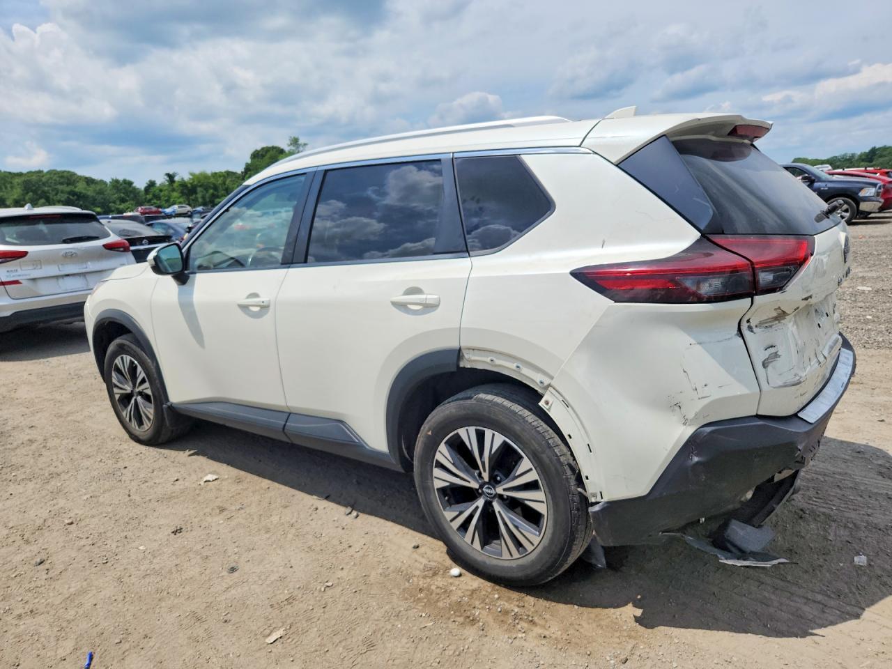 2022 Nissan Rogue Sv - Image 2