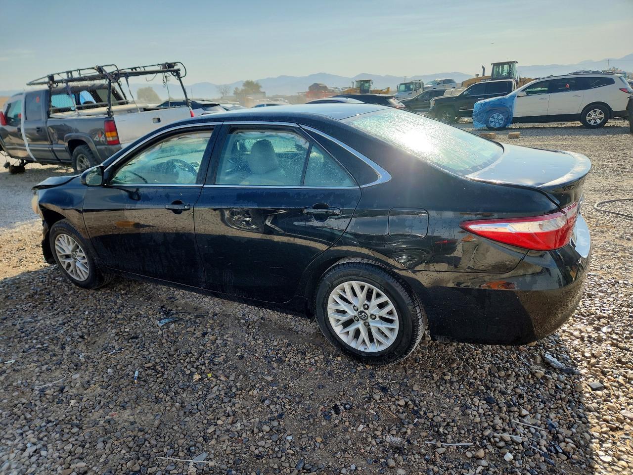 2017 Toyota Camry Le - Фото 2