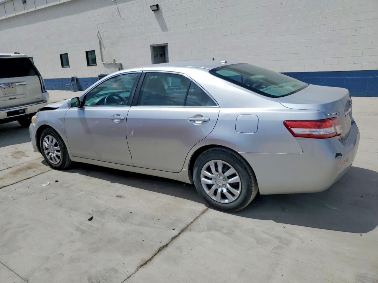 2011 Toyota Camry Le - Фото 2