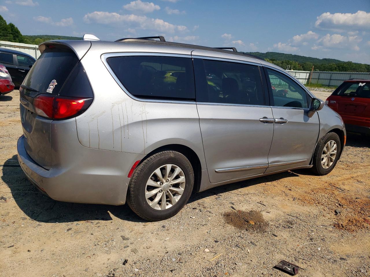 2017 Chrysler Pacifica Touring L - Image 3