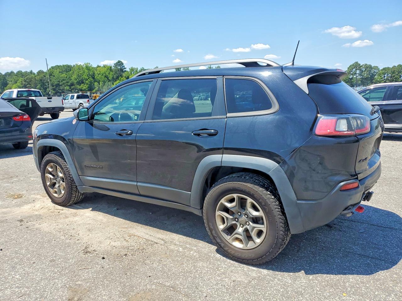 2019 Jeep Cherokee Trailhawk - Image 2