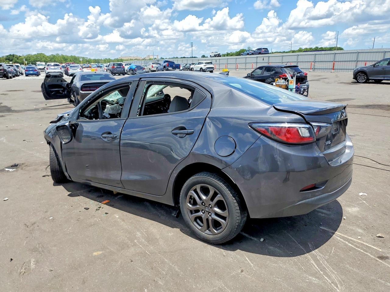 2019 Toyota Yaris Le - Image 2