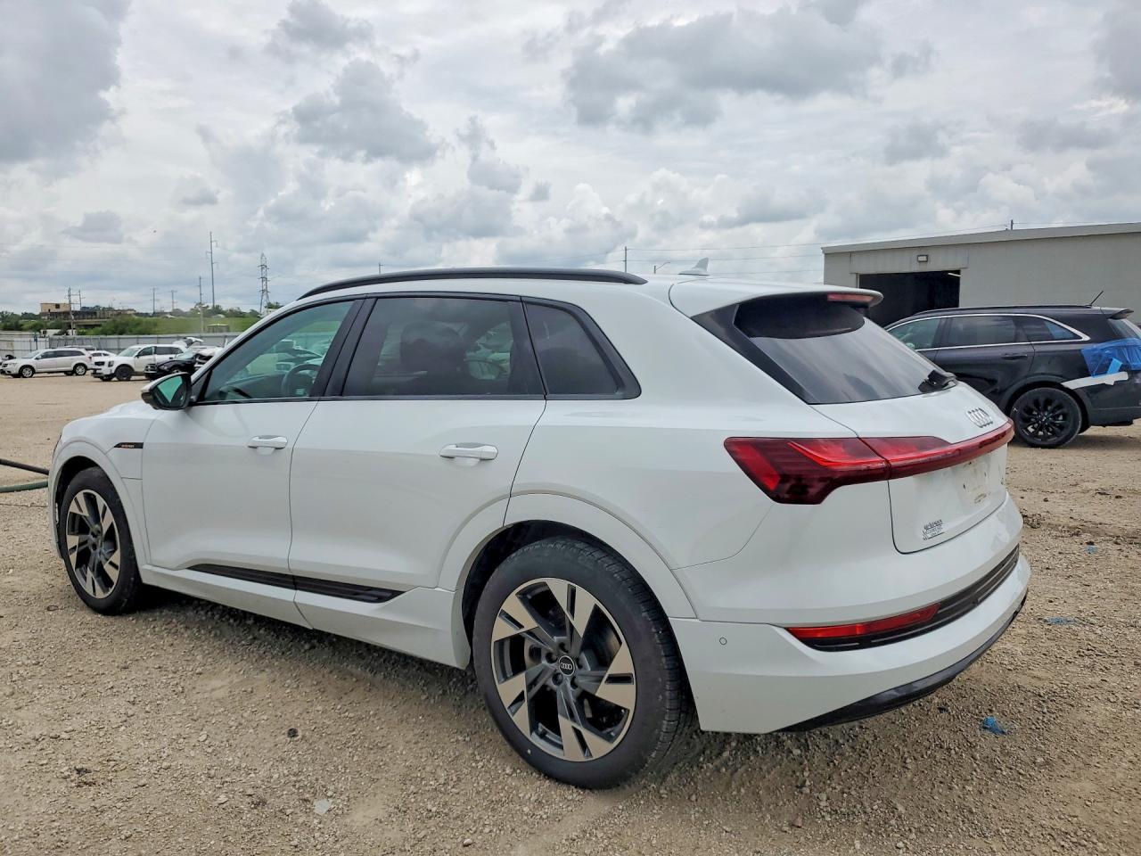 2021 Audi E-Tron Premium - Фото 2