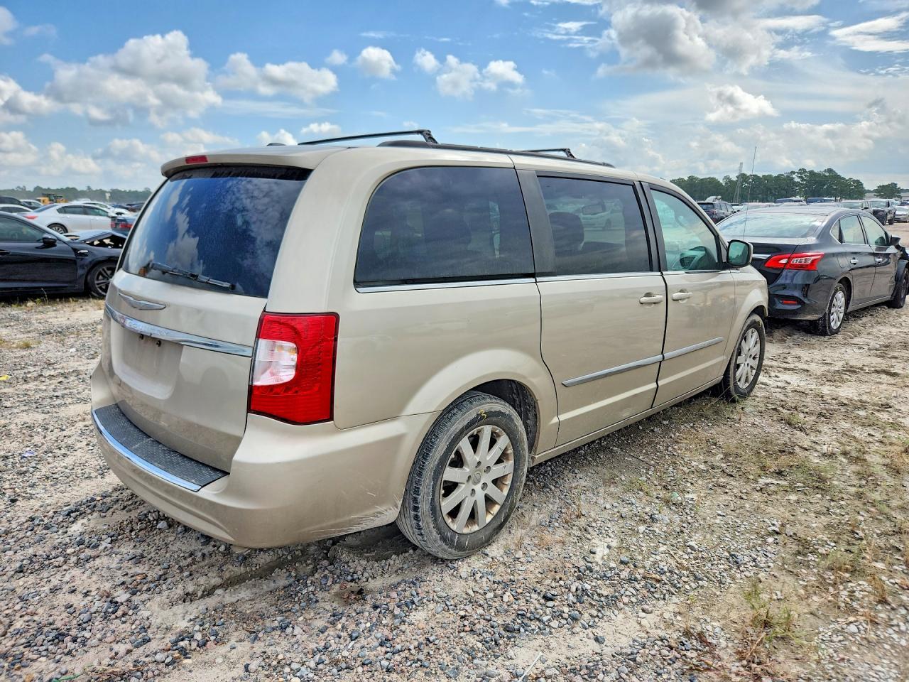 2015 Chrysler Town & Country Touring - Image 3