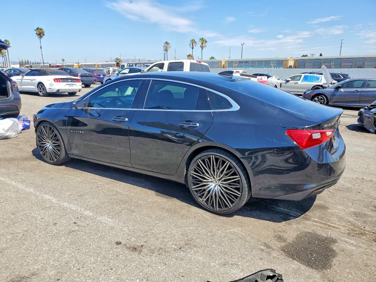 2017 Chevrolet Malibu Premier - Фото 2