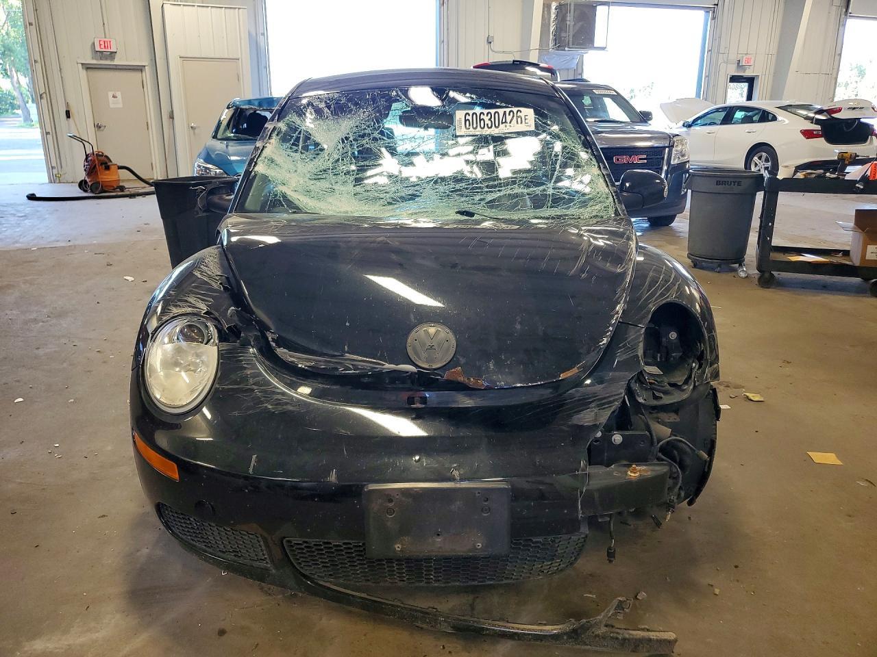 2010 Volkswagen New Beetle - Фото 5