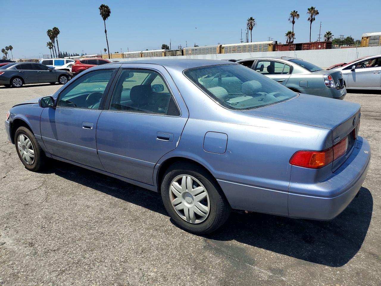 2000 Toyota Camry Le - Фото 2