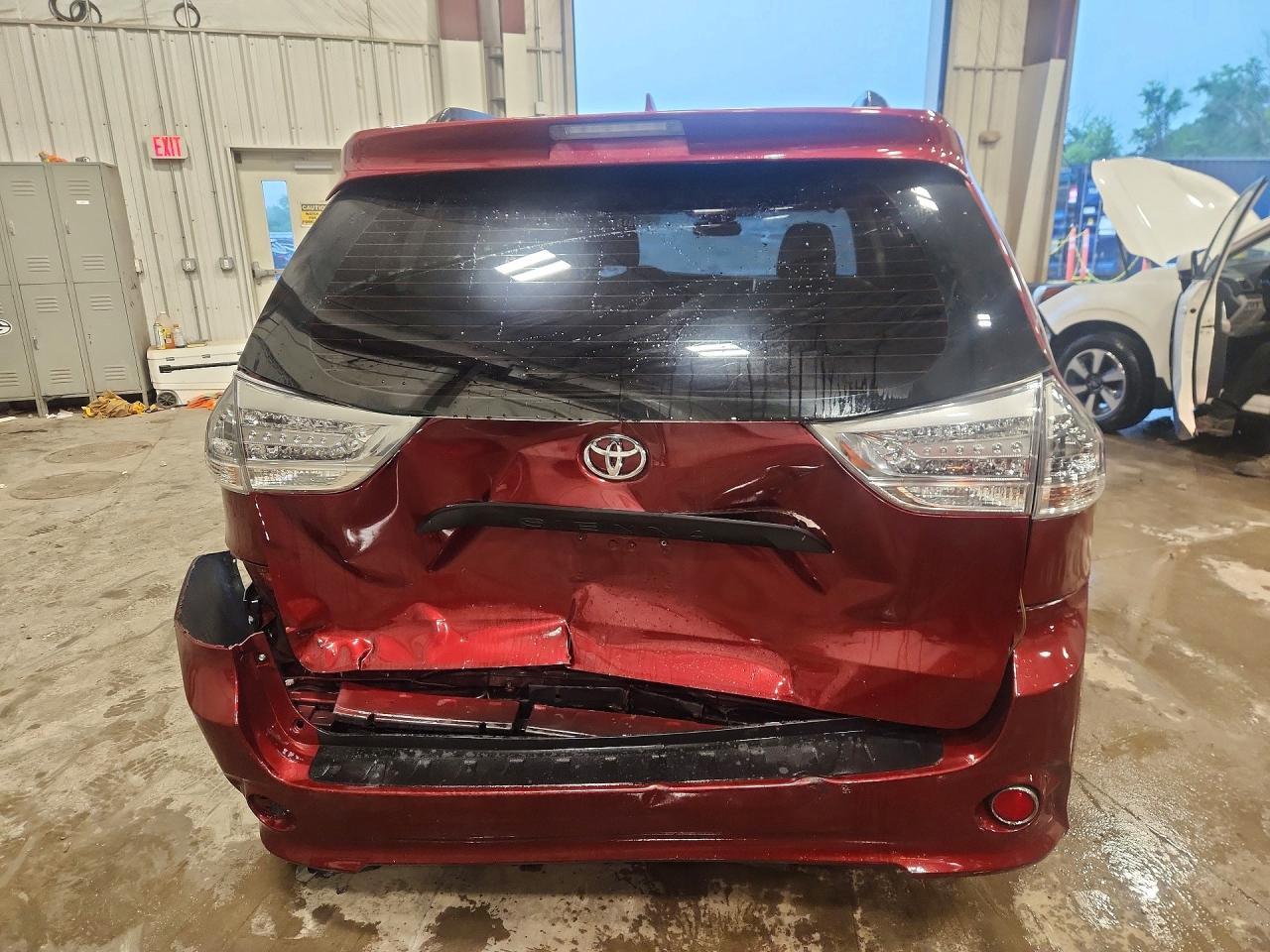 2018 Toyota Sienna Se Premium 8-Passenger - Image 6