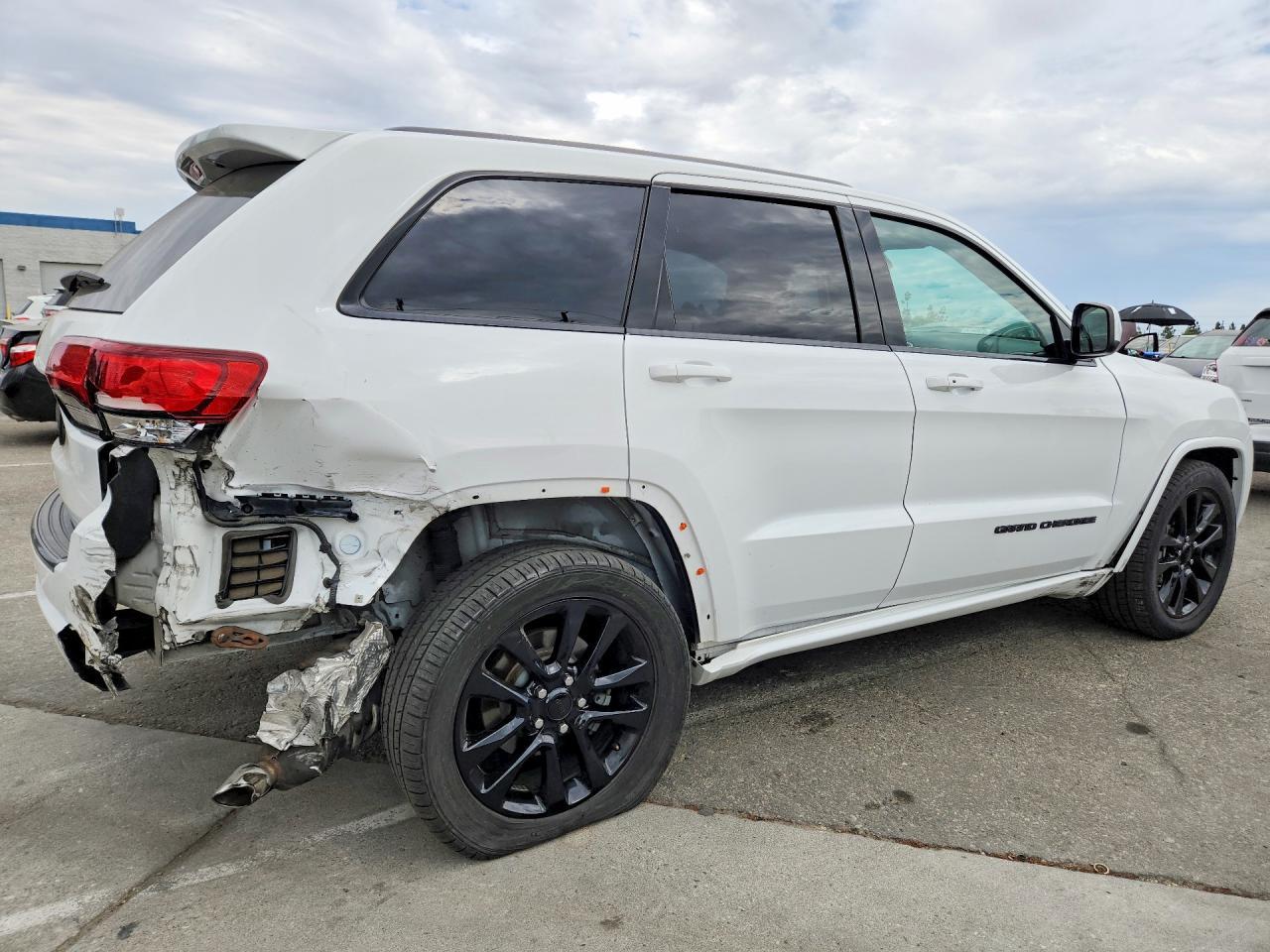 2017 Jeep Grand Cherokee Laredo - Image 3