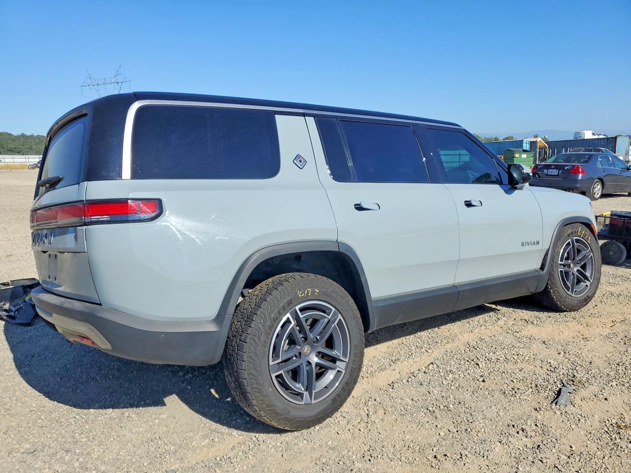 2025 Rivian R1S Adventure - Фото 3