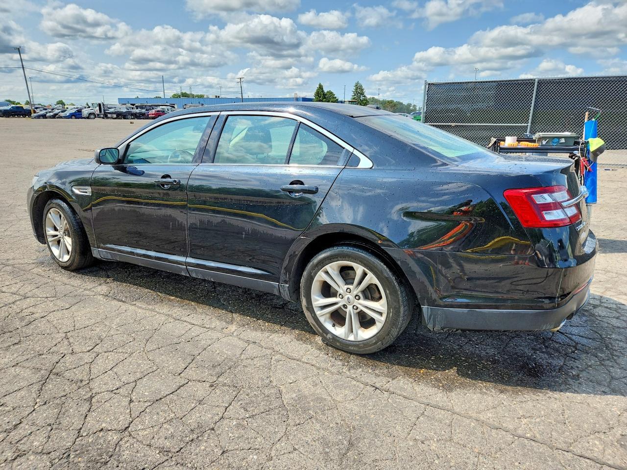 2016 Ford Taurus Se - Image 2