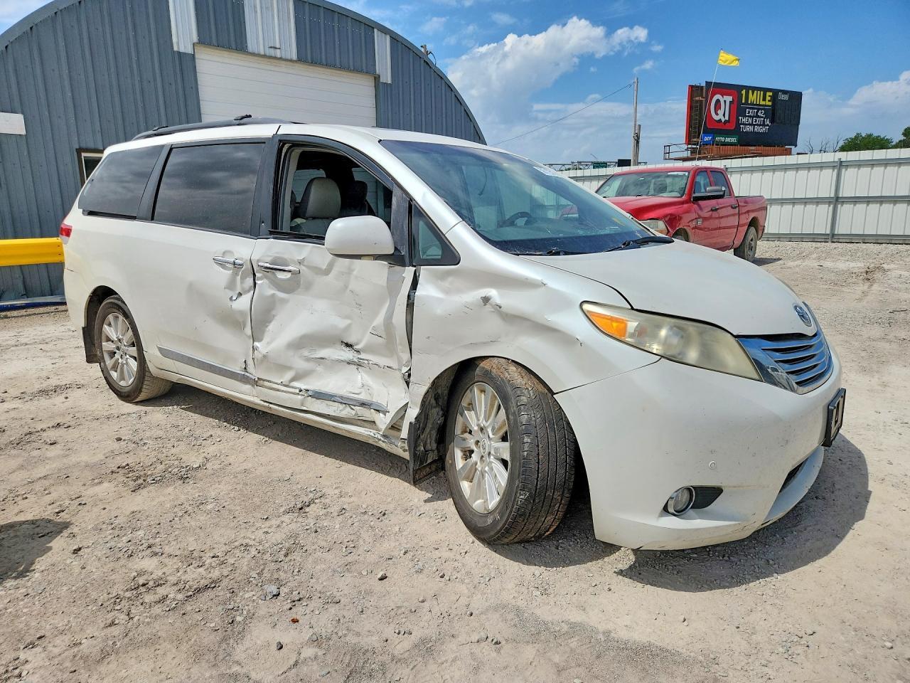 2011 Toyota Sienna Limited 7-Passenger - Image 4