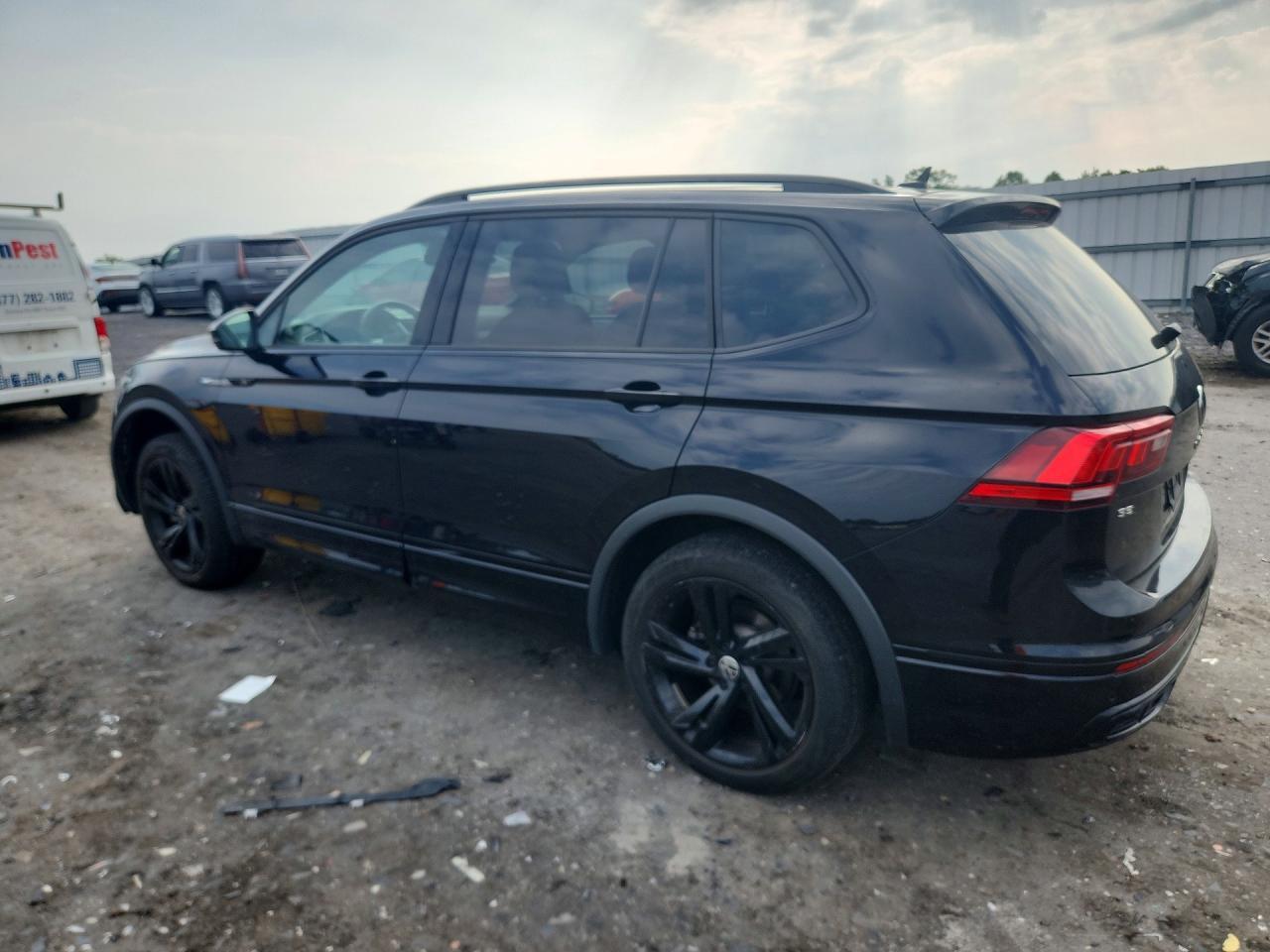 2023 Volkswagen Tiguan Se R-Line Black - Image 2