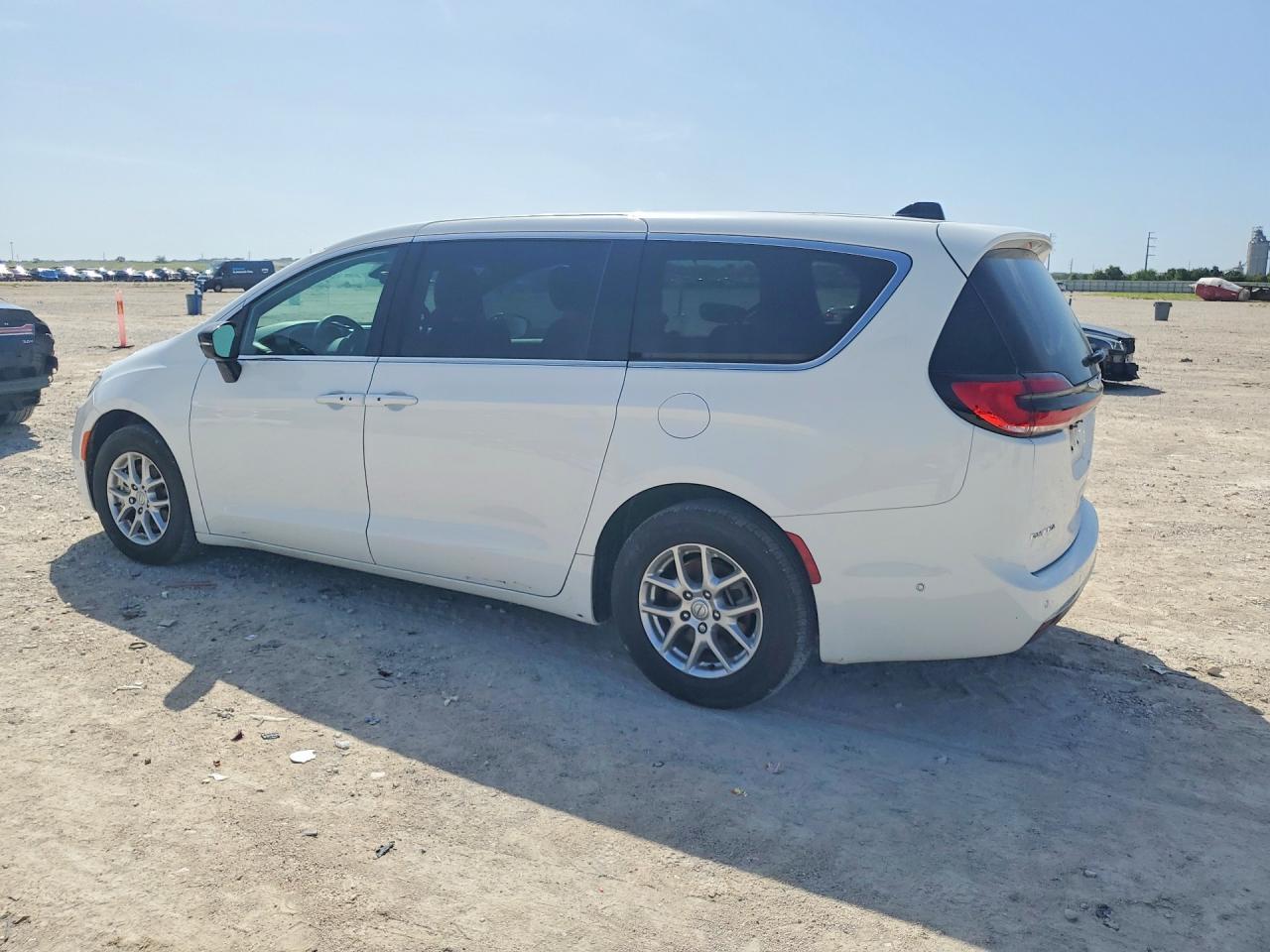 2025 Chrysler Pacifica Select - Image 2