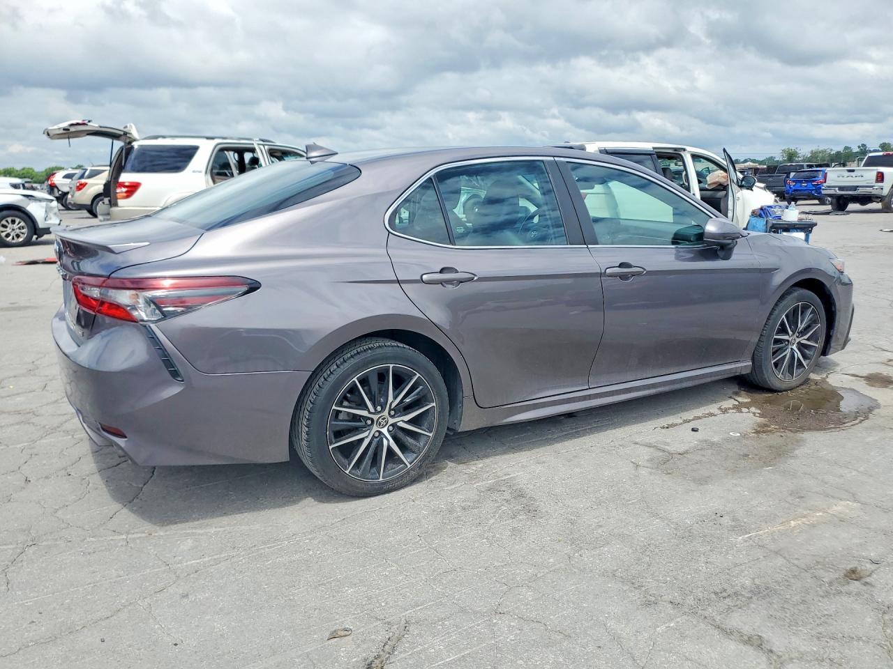 2021 Toyota Camry Se - Фото 3