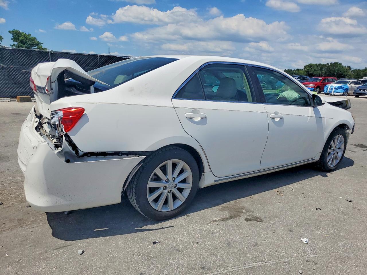 2013 Toyota Camry Xle - Image 3