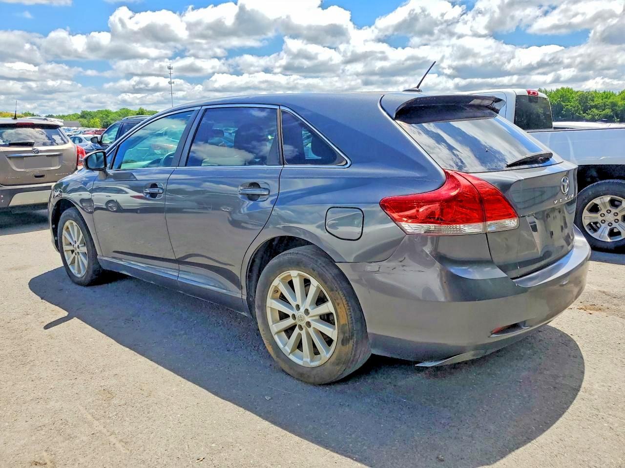 2012 Toyota Venza Le - Image 2