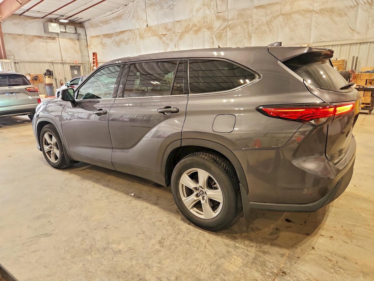 2021 Toyota Highlander Le - Image 2