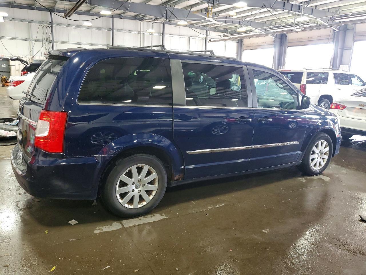 2012 Chrysler Town & Country Touring - Фото 3