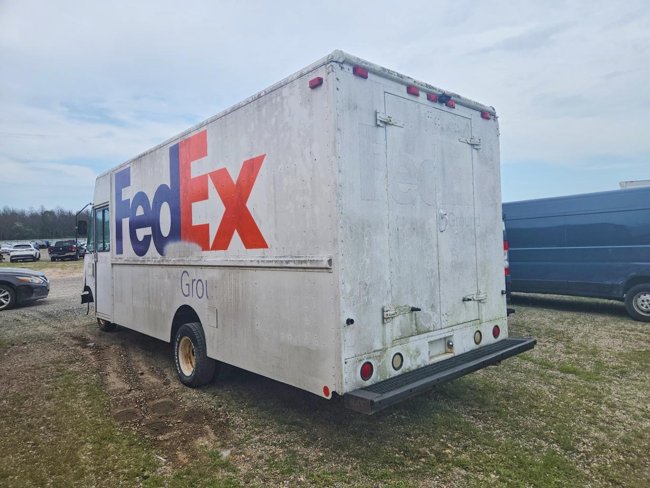 2003 Ford Econoline E450 Super Duty Commercial Stripped Chassis - Image 2