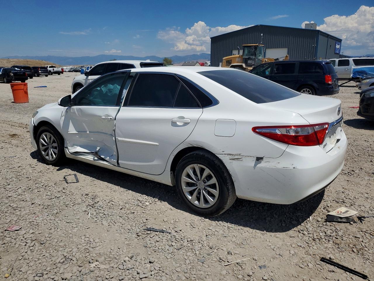 2016 Toyota Camry Le - Фото 2