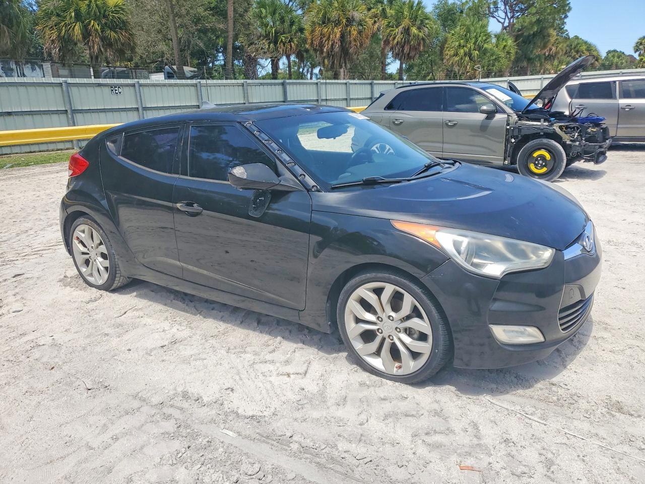 2013 Hyundai Veloster Base - Фото 4