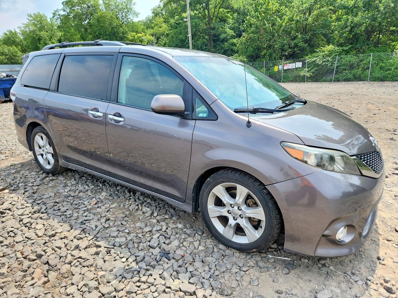 2013 Toyota Sienna Sport - Фото 4