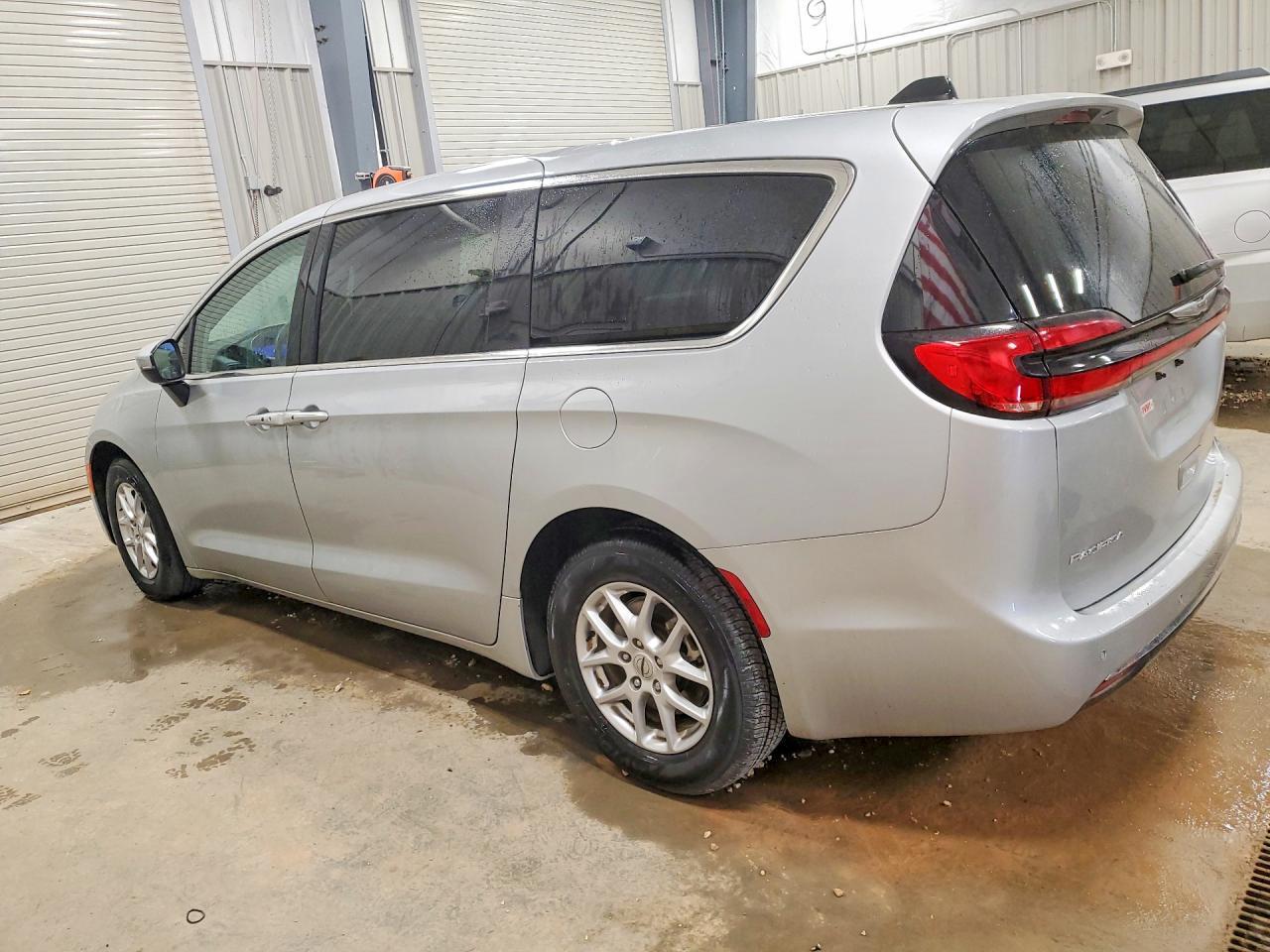 2023 Chrysler Pacifica Touring L - Фото 2