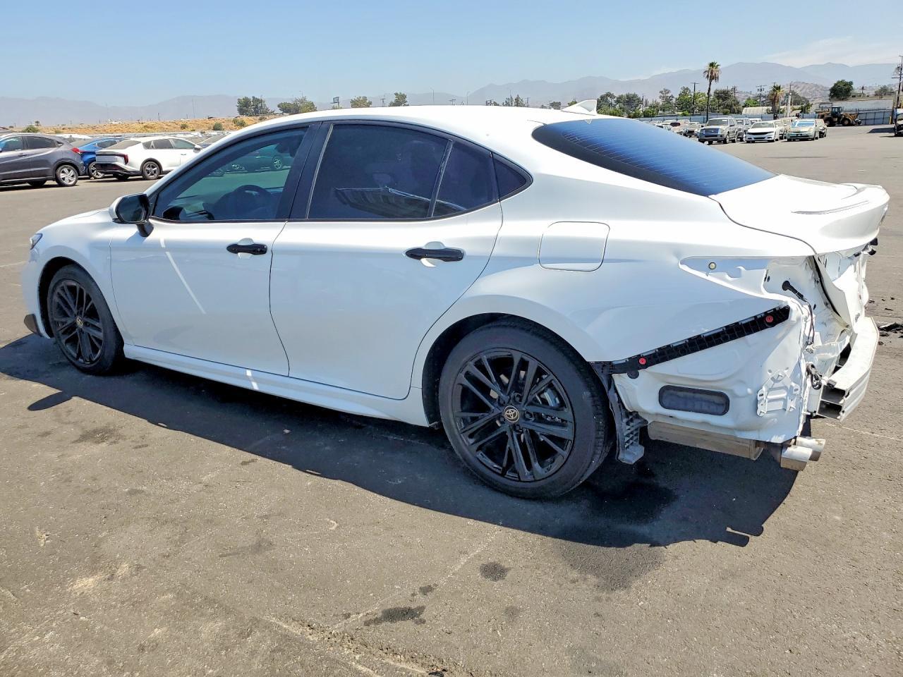 2025 Toyota Camry Se - Фото 2