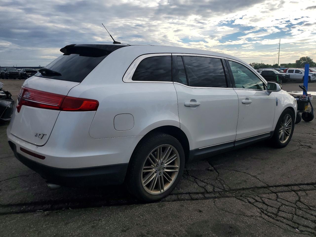 2017 Lincoln Mkt - Image 3