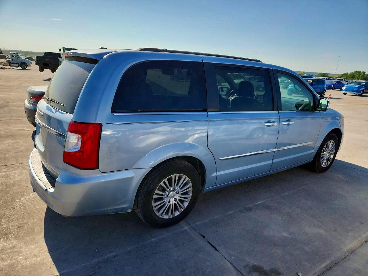 2013 Chrysler Town & Country - Фото 3