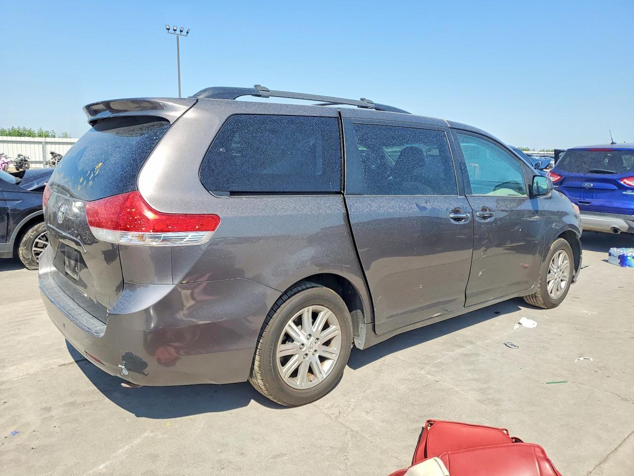 2013 Toyota Sienna Le - Фото 3