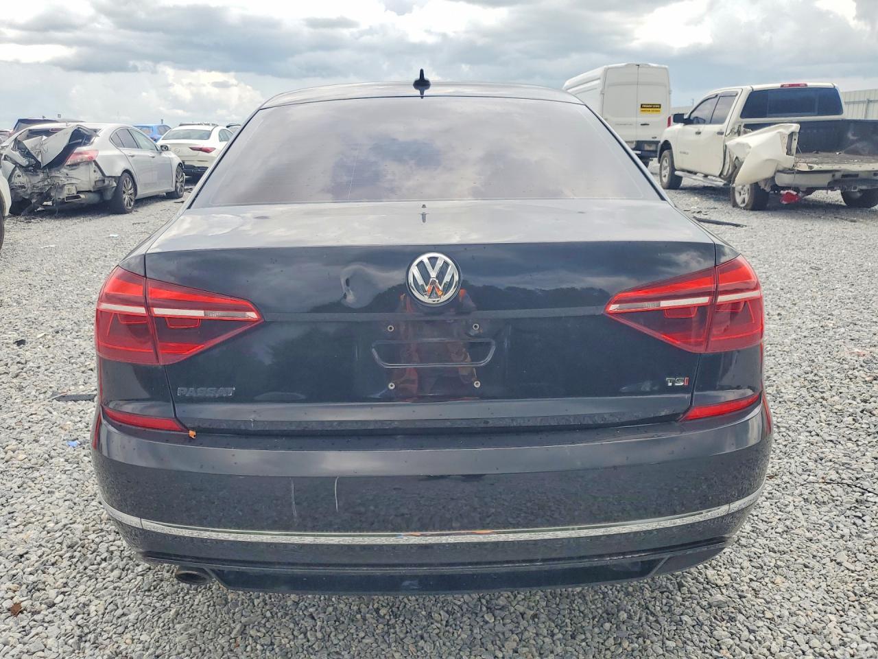 2018 Volkswagen Passat S/R-Line - Image 6