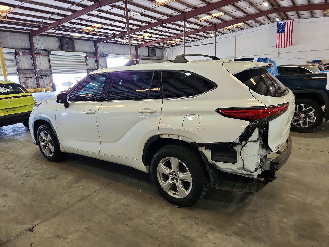 2021 Toyota Highlander L - Фото 2