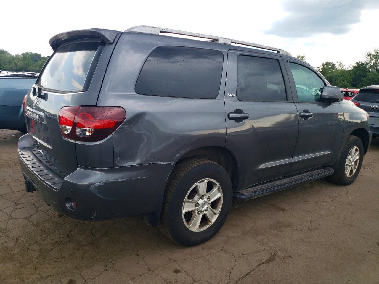 2018 Toyota Sequoia Sr5 - Фото 3