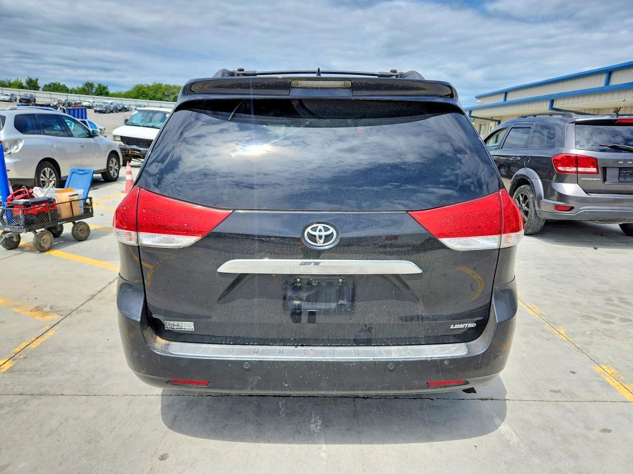 2011 Toyota Sienna Limited 7-Passenger - Фото 6