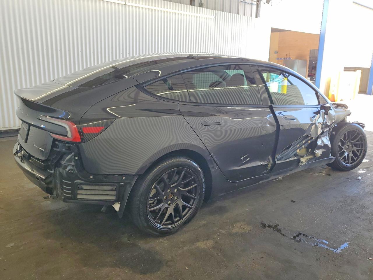 2025 Tesla Model 3 - Image 3