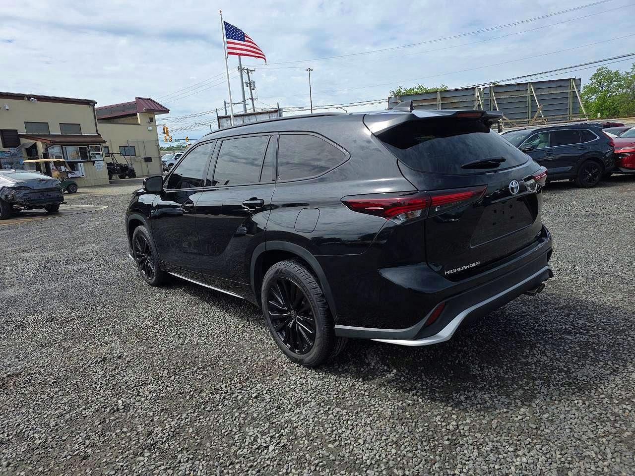 2024 Toyota Highlander Xse - Image 2