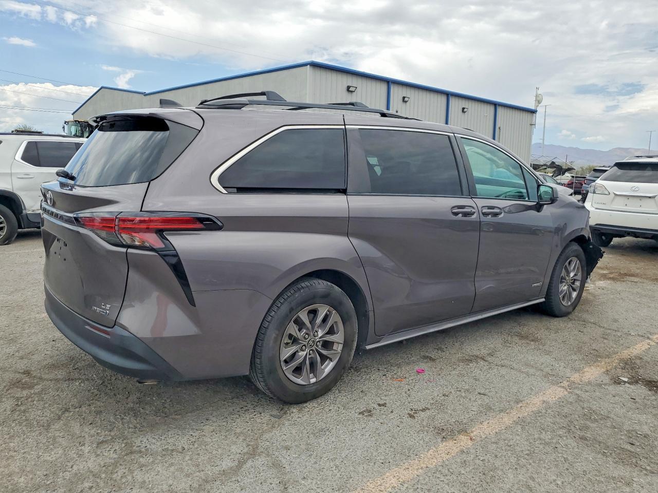 2021 Toyota Sienna Le - Фото 3