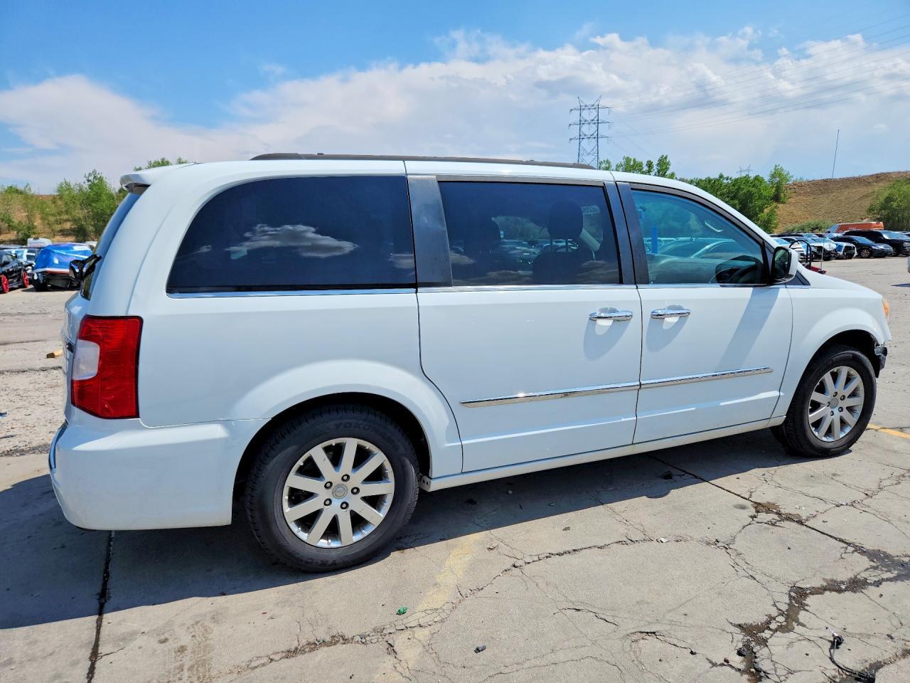 2016 Chrysler Town & Country Touring - Image 3