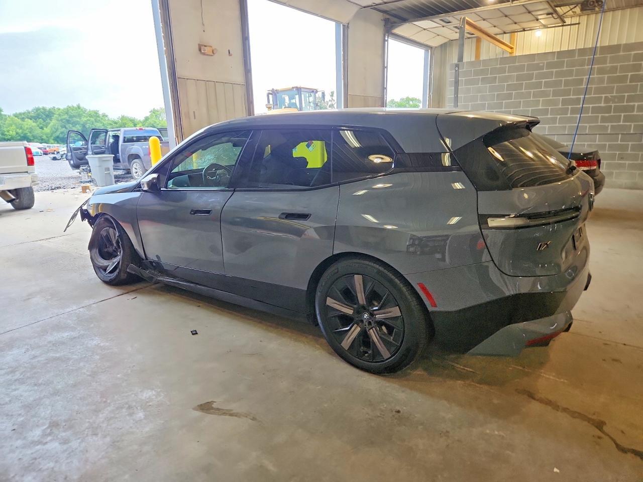 2023 BMW Ix - Фото 2