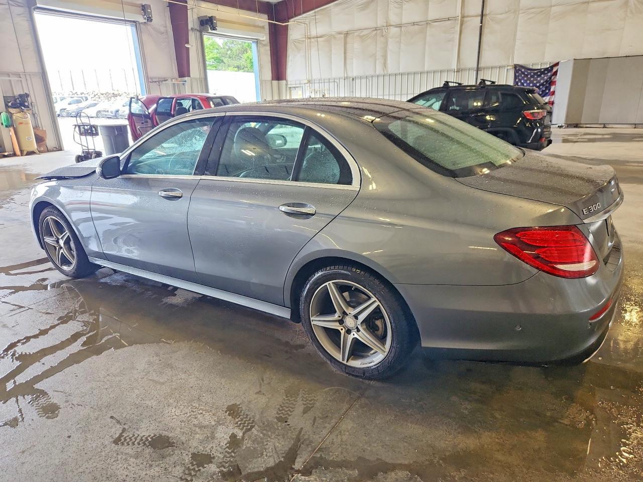 2017 Mercedes-Benz E 300 4Matic - Фото 2