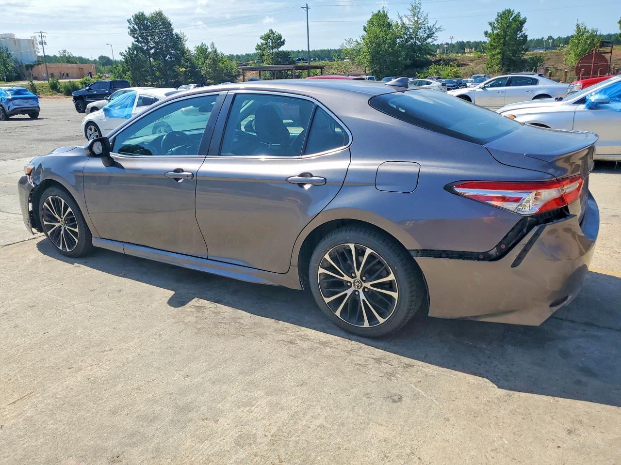 2020 Toyota Camry Se - Фото 2