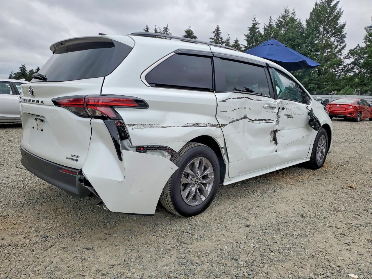 2022 Toyota Sienna Xle - Фото 3