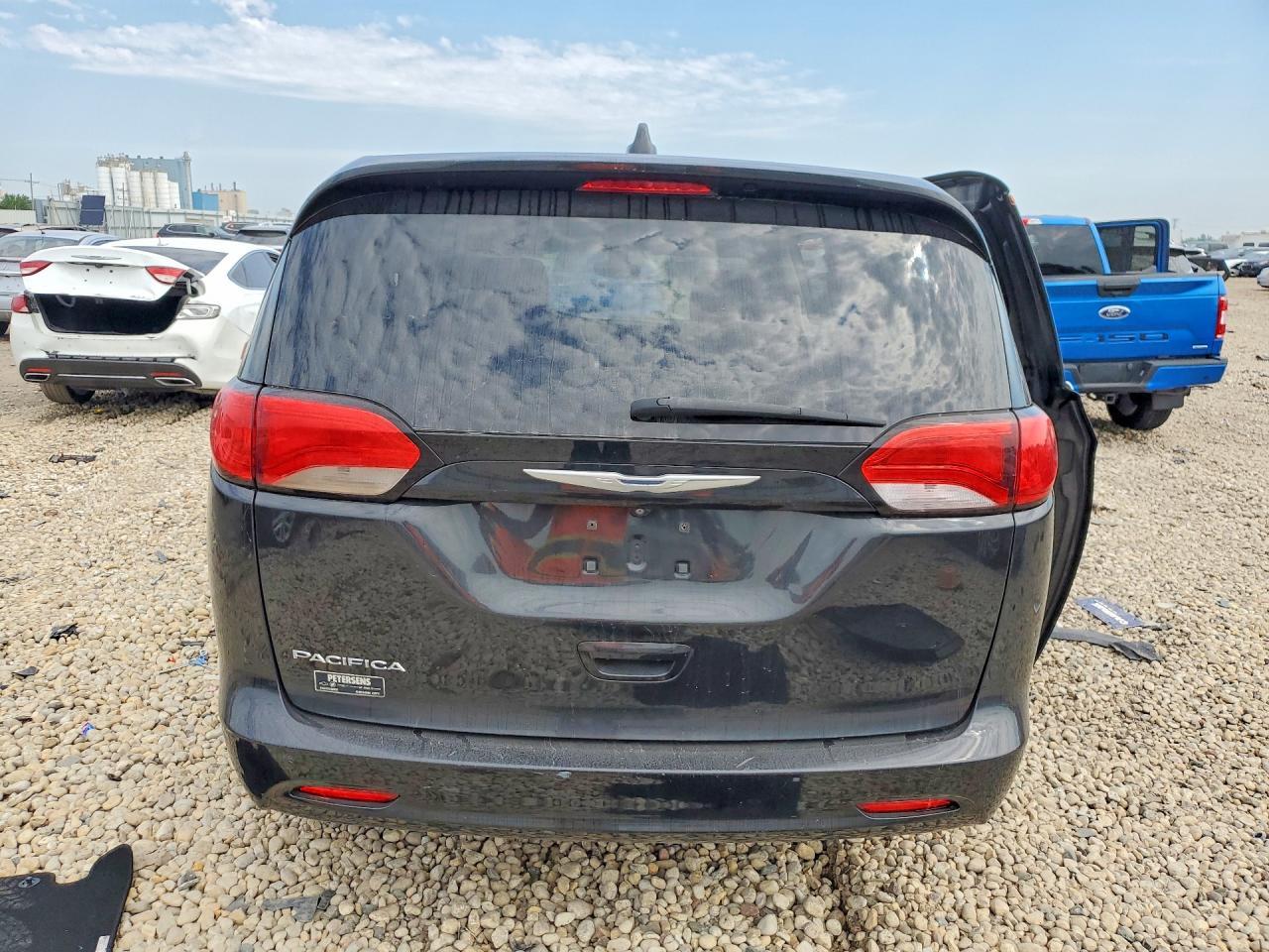 2017 Chrysler Pacifica Touring - Image 6