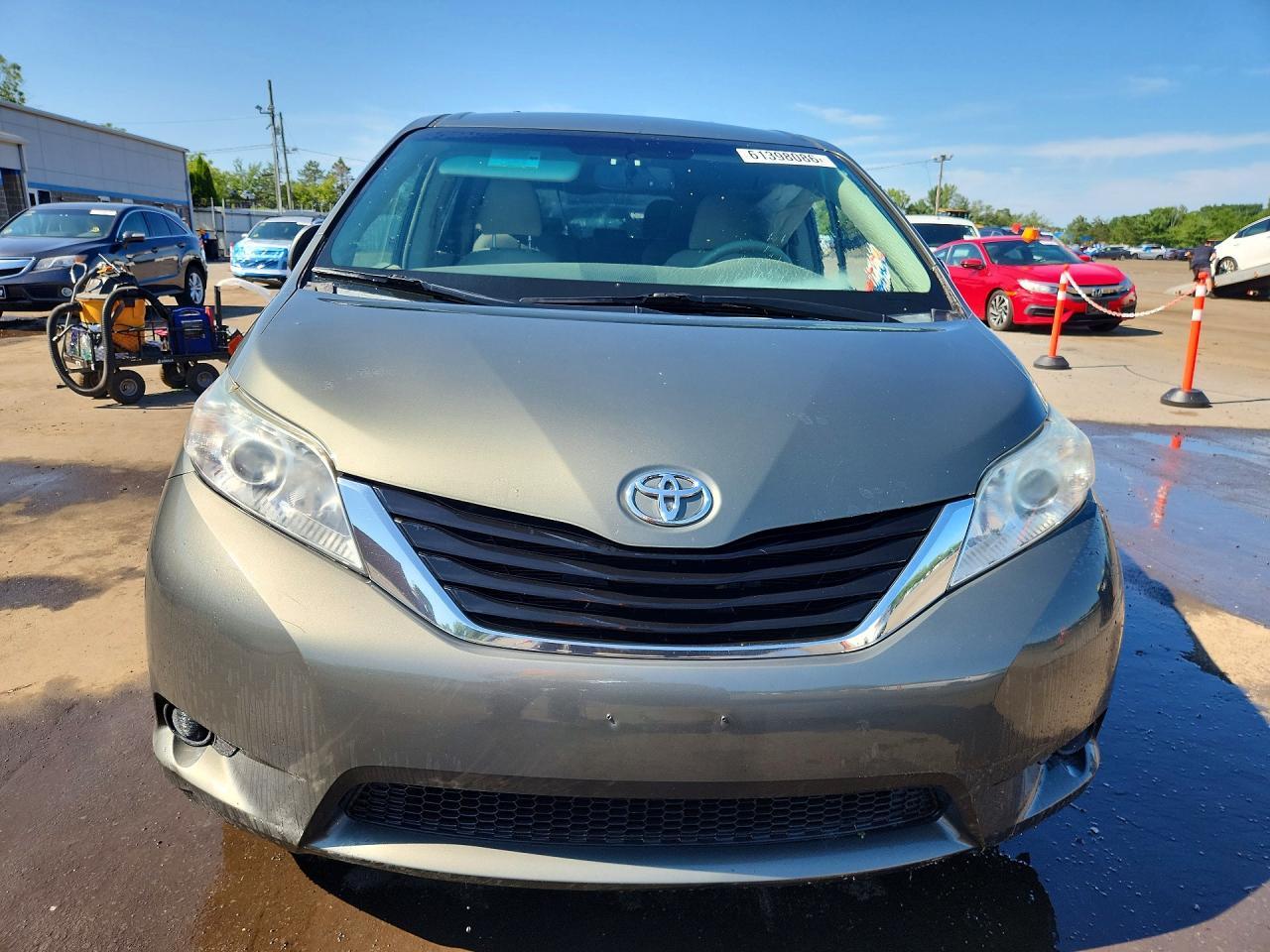 2012 Toyota Sienna Le - Image 5