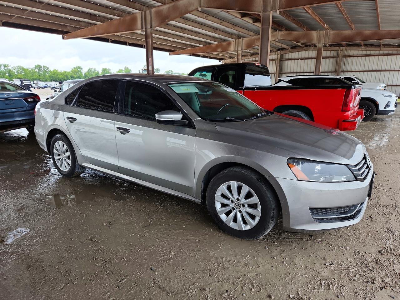 2014 Volkswagen Passat S - Image 4